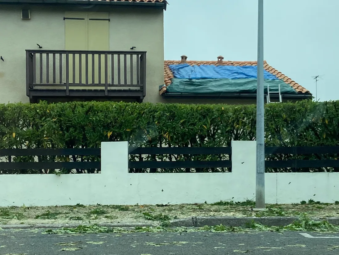 Des installations de fortune pour protéger un peu les toitures et éviter les infiltrations...