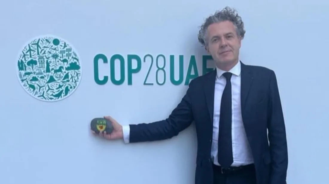 Le ministre Christophe Béchu, avec le blason de La Lande-Chasles