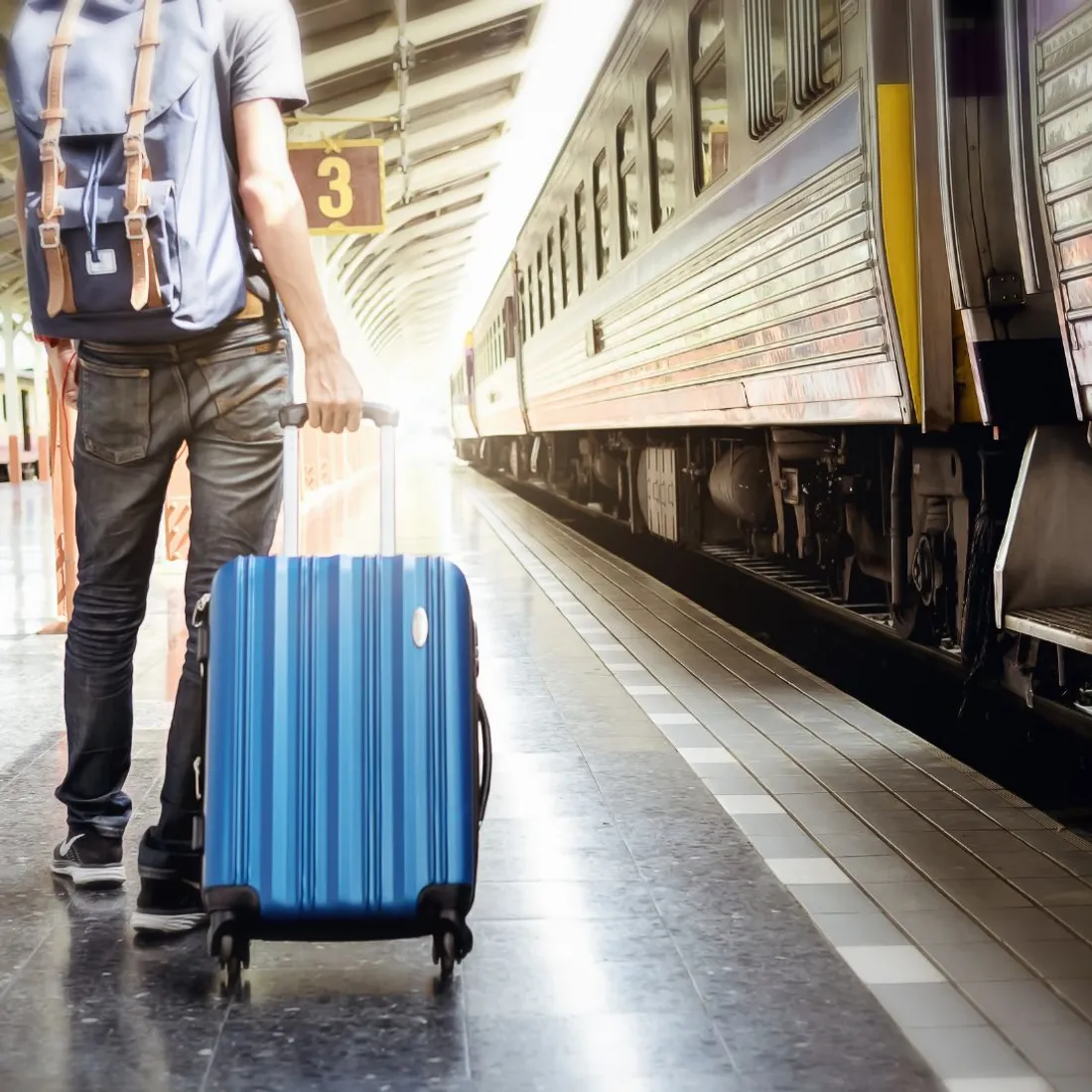 Un voyageur sur un quai de gare