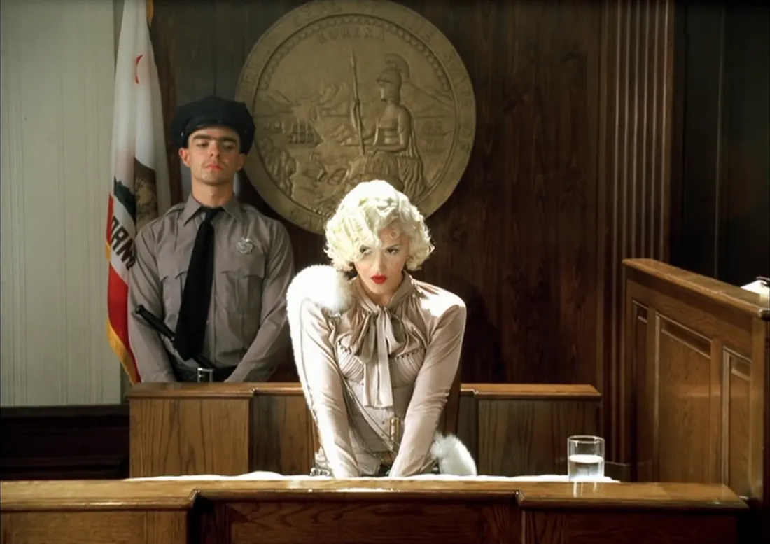 Gwen Stefany dans le clip d'"It's My Life" de No Doubt en 2003.