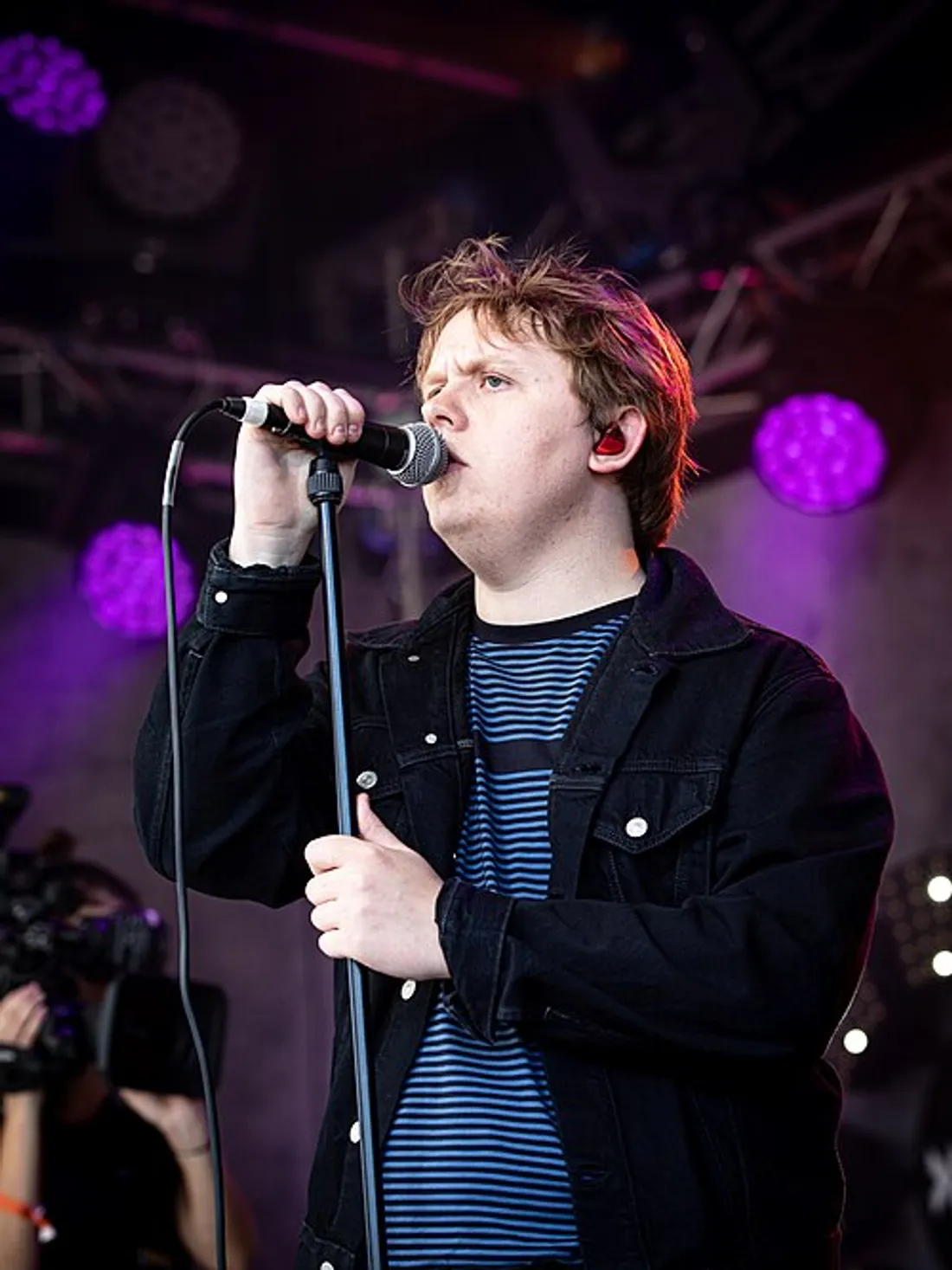 Lewis Capaldi sur scène.