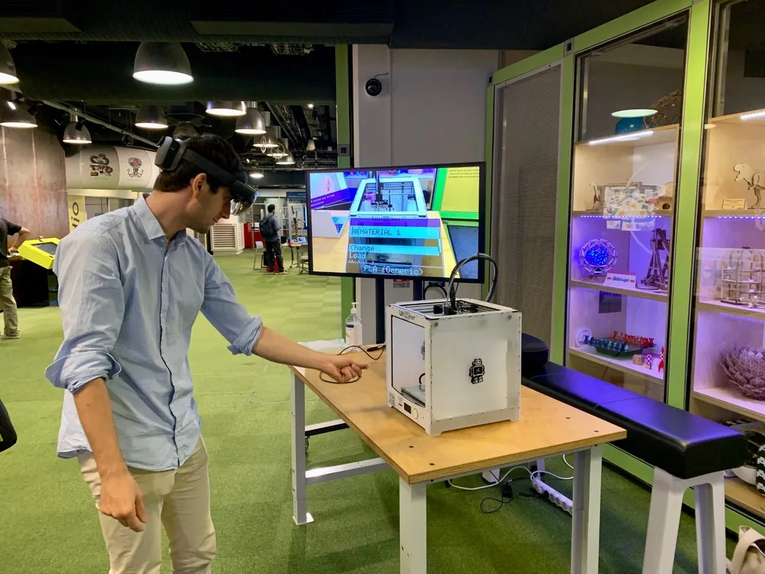 Un utilisateur se forme à l'utilisation d'une imprimante 3D grâce à la réalité augmentée.