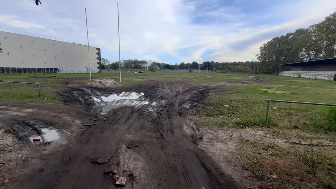 Le terrain laissé dans un mauvais état par les gens du voyage