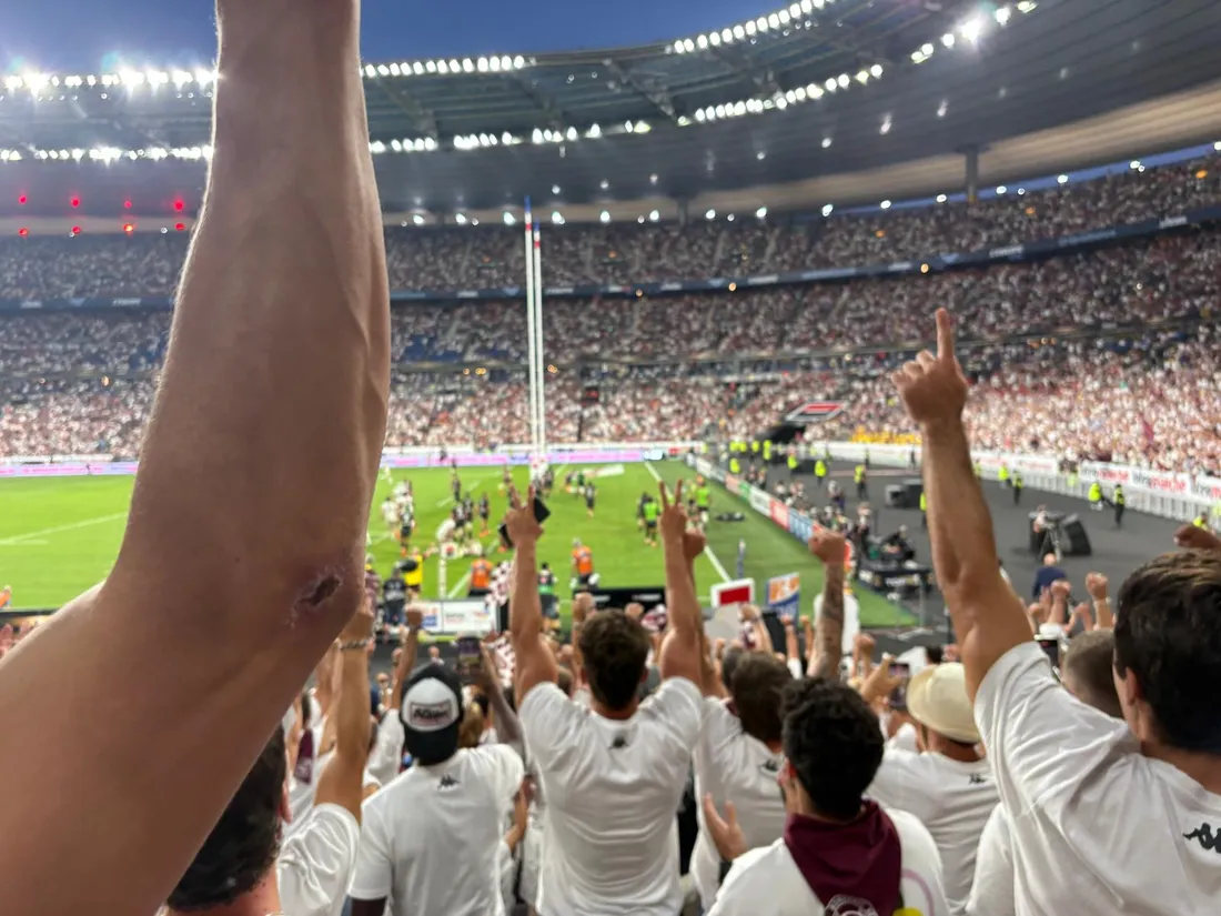 Joie des supporters après l'essai de Mathieu Jallibert