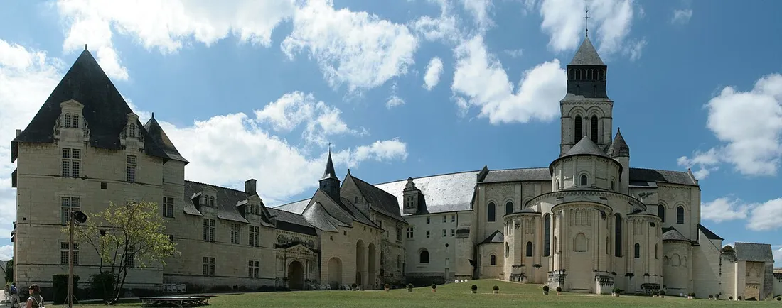 Fontevraud-L'Abbaye dispose d'une remarquable Abbaye Royale.