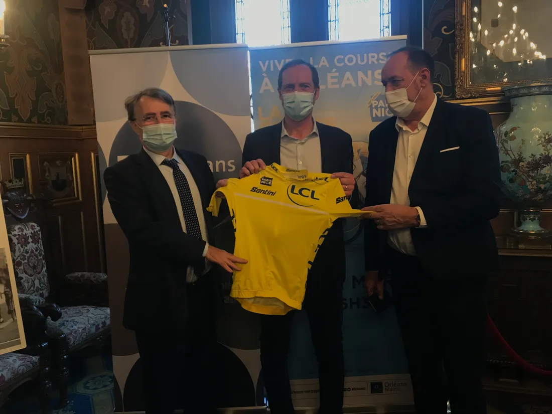 Christian Prudhomme (au centre) était à Orléans.