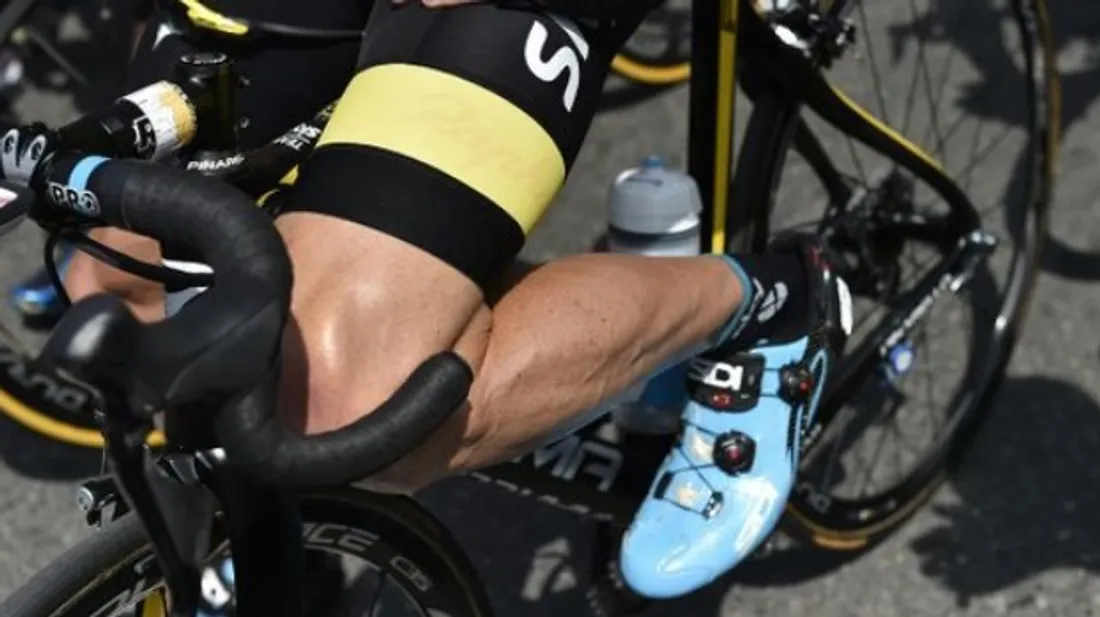 Un coureur cycliste prend la fuite juste avant le départ d’une course