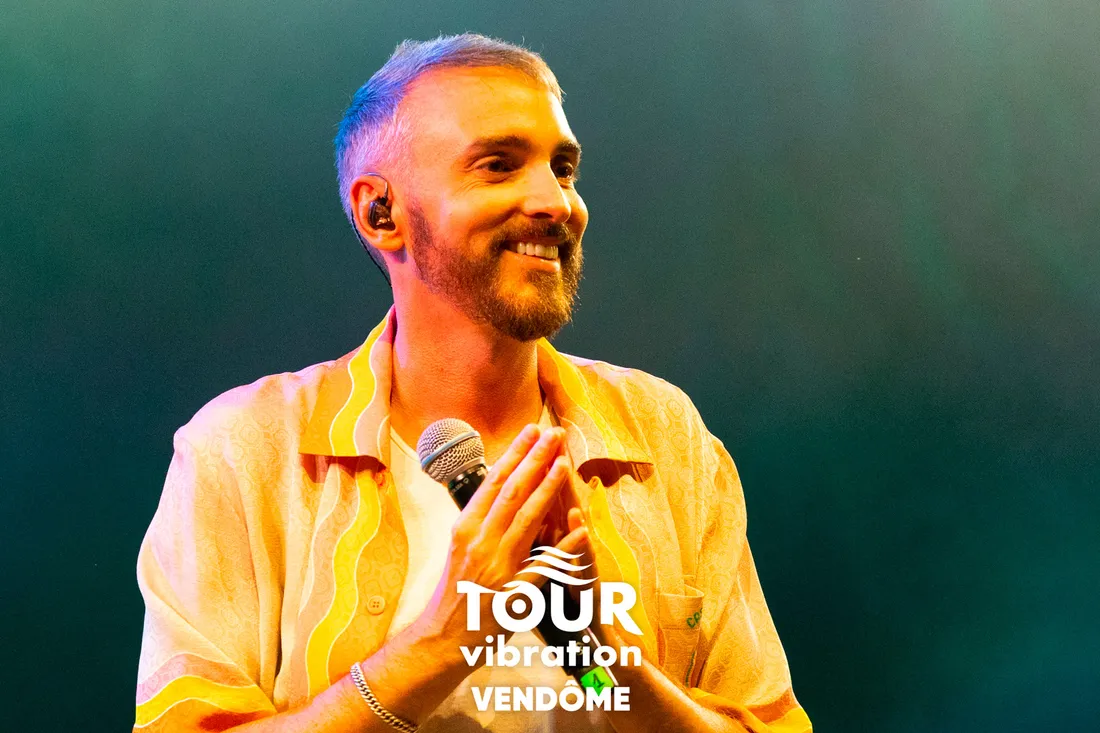Christophe Willem sur la scène du Tour Vibration 2023 à Vendôme