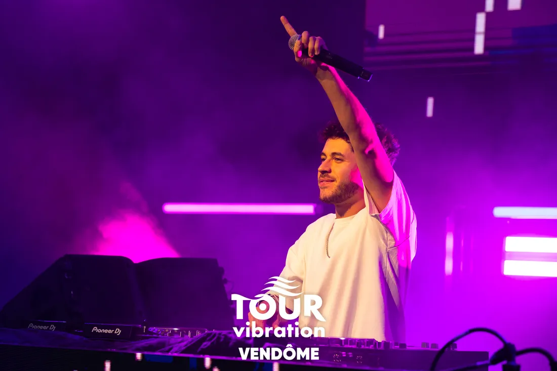 Yaniss sur la scène du Tour Vibration 2023 à Vendôme