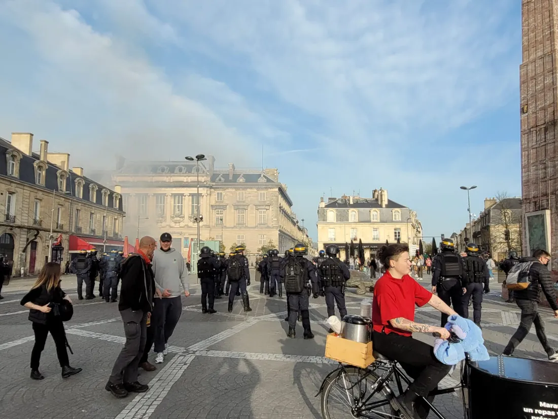 Les CRS ont encerclé les manifestants place de la Victoire