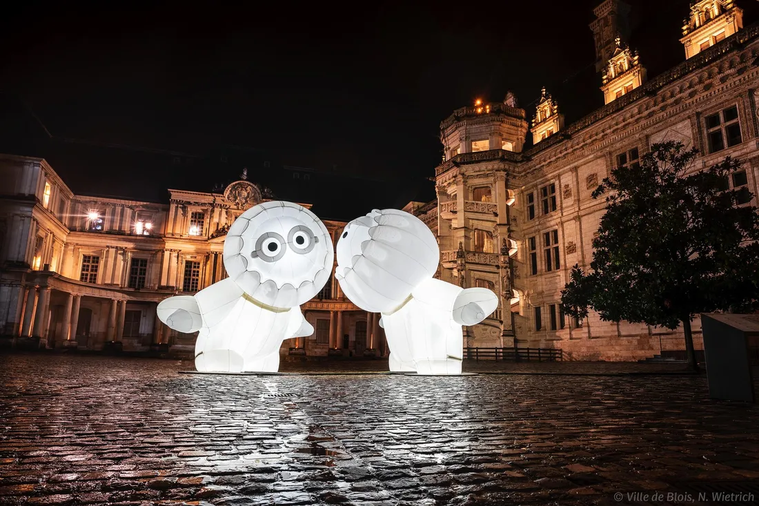 Les Anooki dans la cour du château royal.