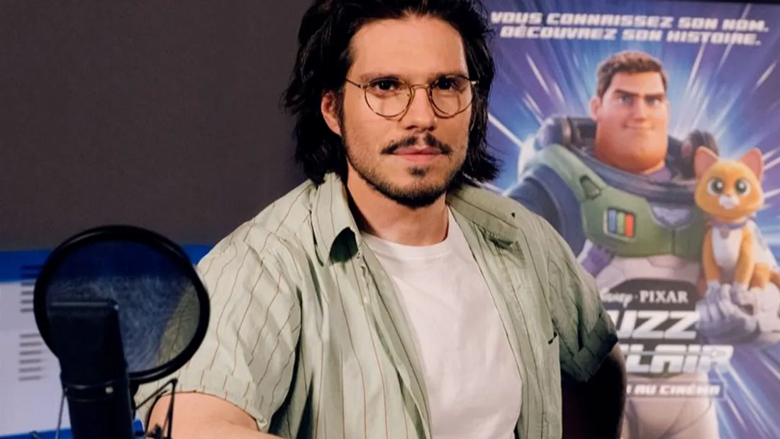 François Civil double le personnage de Buzz l'éclair.