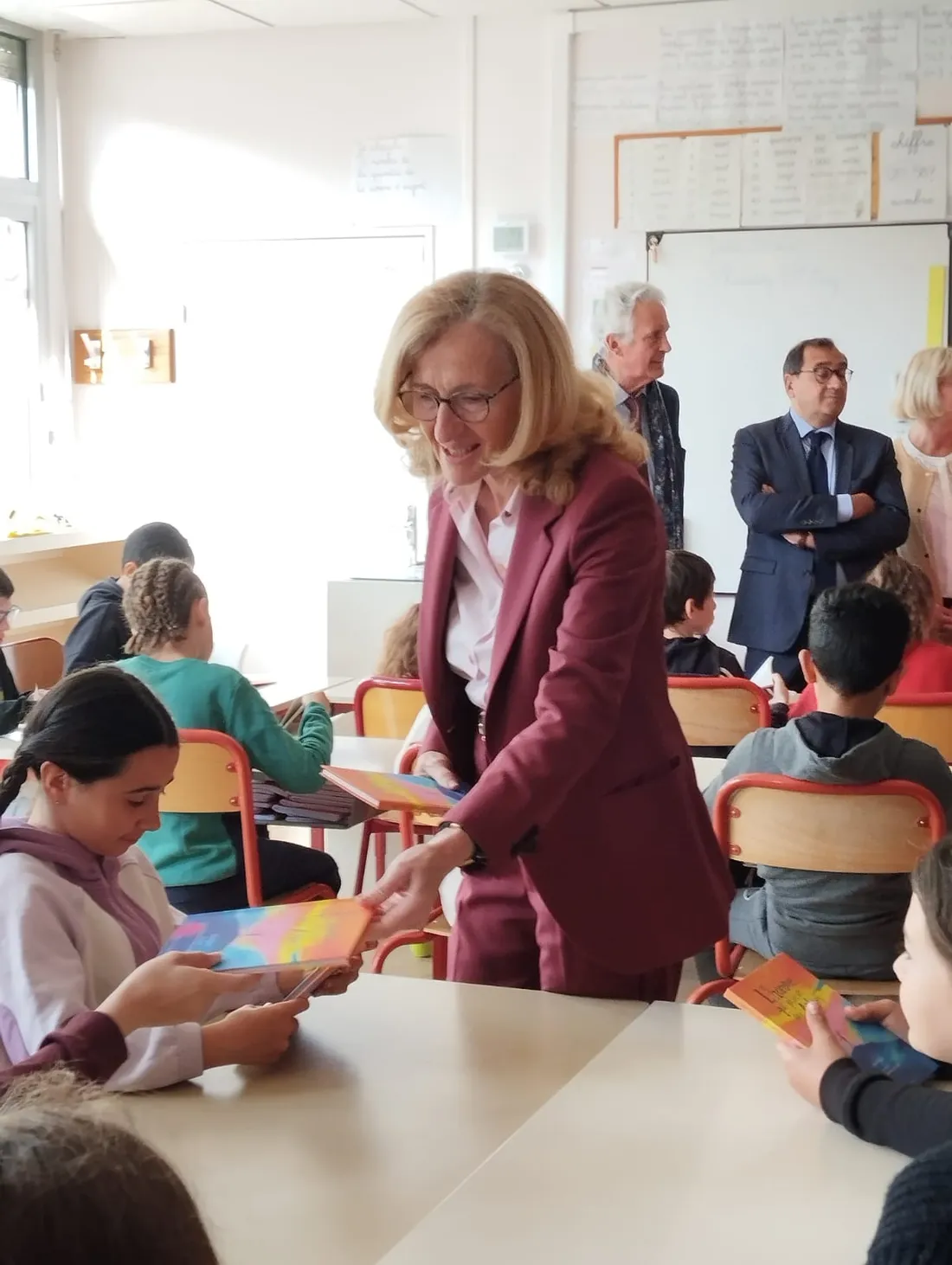 La ministre de l'éducation a distribué des livres aux élèves de CM2
