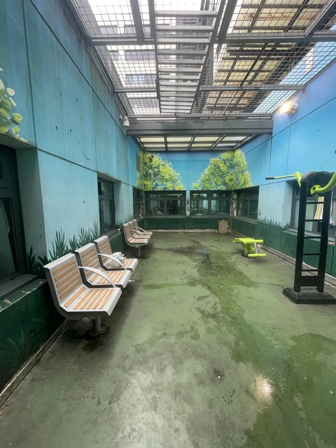 La cour du Centre de rétention administratif de Bordeaux