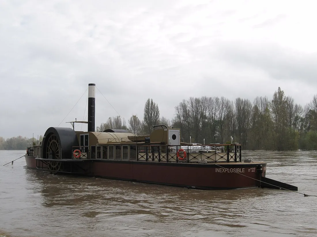 Le bateau l'Inexplosible, à Orléans.