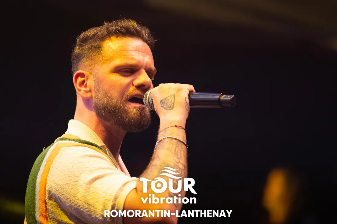 Keen'V sur la scène du Tour Vibration 2023 à Romorantin-Lanthenay