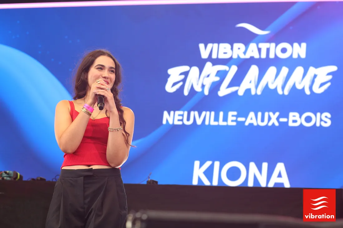 Kiona sur la scène de Neuville-aux-Bois
