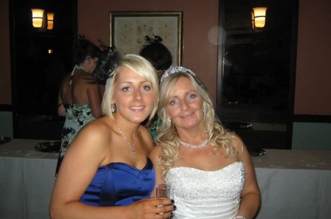 Sa mère lui offre son mariage avant de… lui voler son mari et d’avoir un bébé avec !