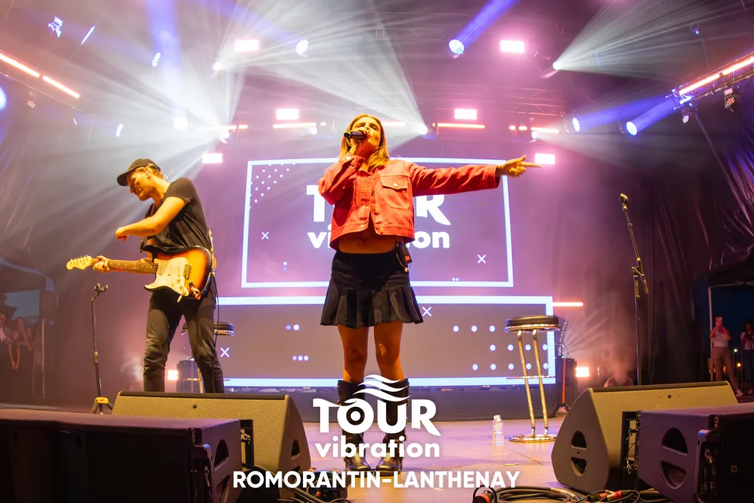 Maelle sur la scène du Tour Vibration 2023