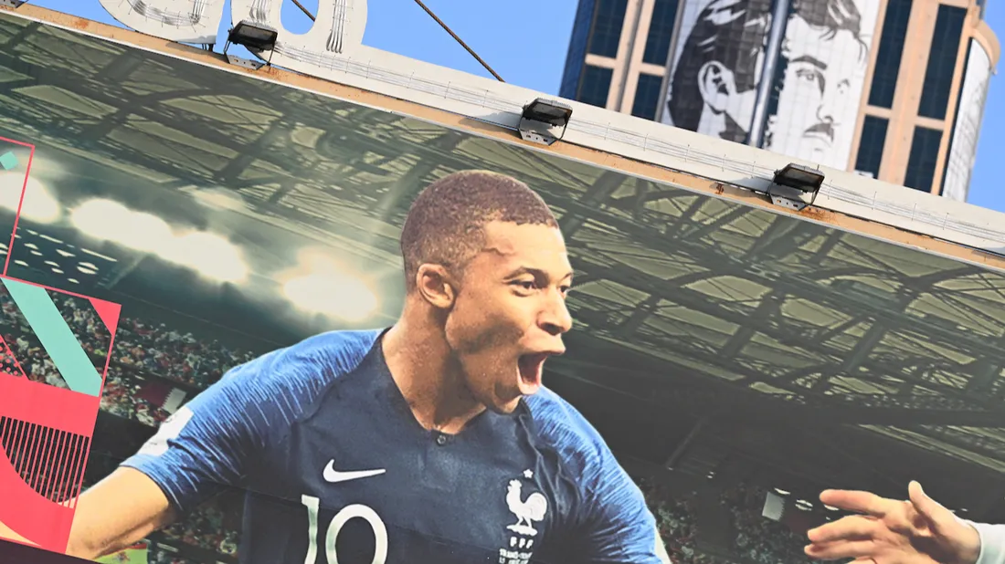 Une image de Kylian Mbappé dans les rues de Doha, au Qatar.
