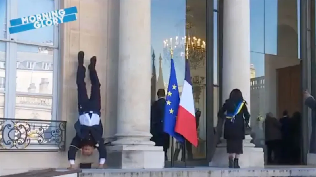 Un militaire fait le poirier sur les marches de l'Elysée