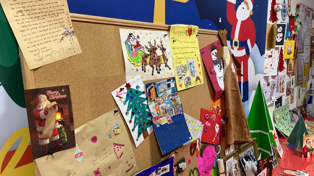 Les plus belles lettres et enveloppes sont exposées dans les locaux du secrétariat du Père Noel