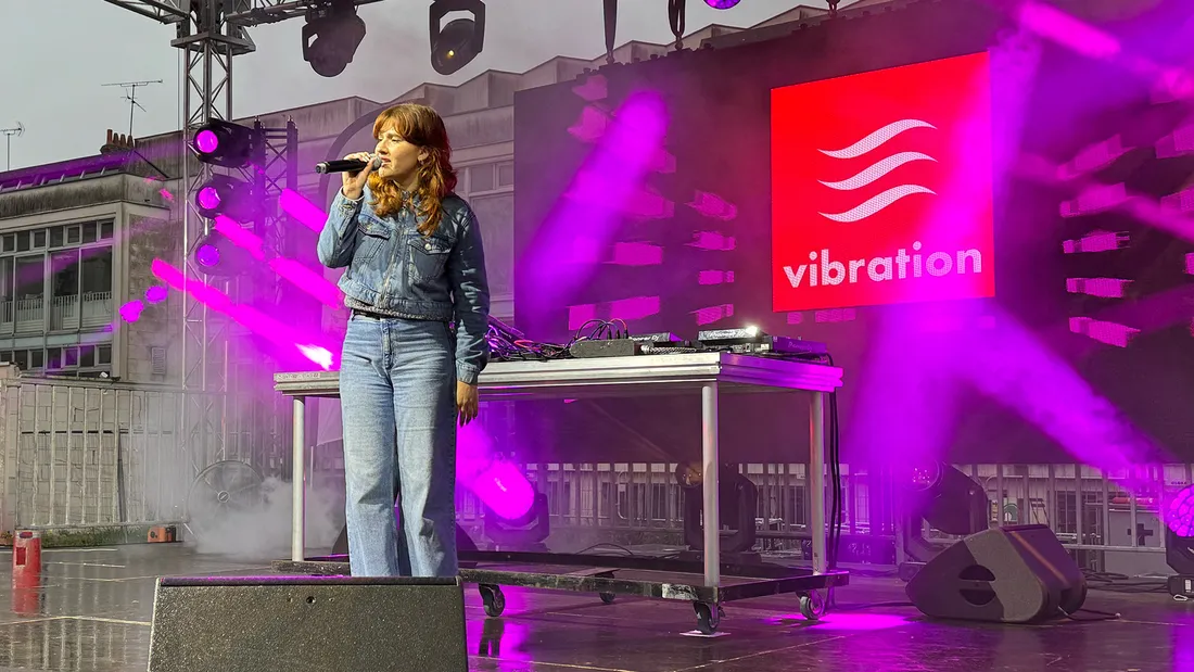Paola sur la scène du concert Vibration au Campo Santo