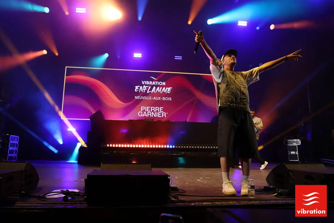 Pierre Garnier sur la scène de Neuville-aux-Bois