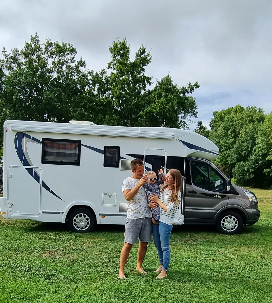 La famille Jolly devant son camping-car