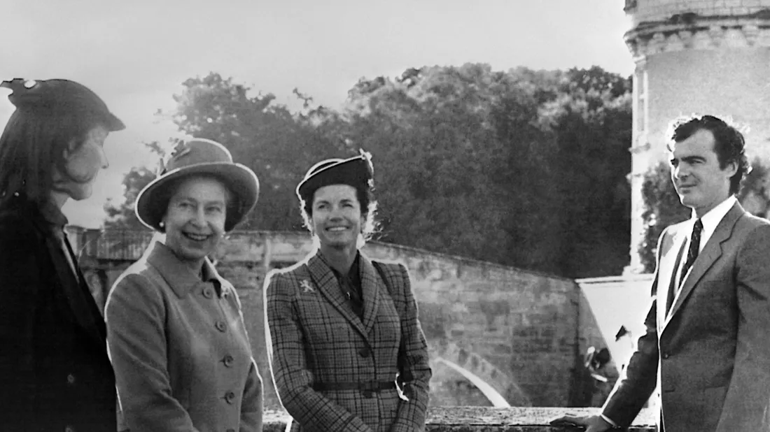 La reine Elisabeth II en 1979 à Tours, aux côtés d'Anne-Aymone Giscard d'Estaing.