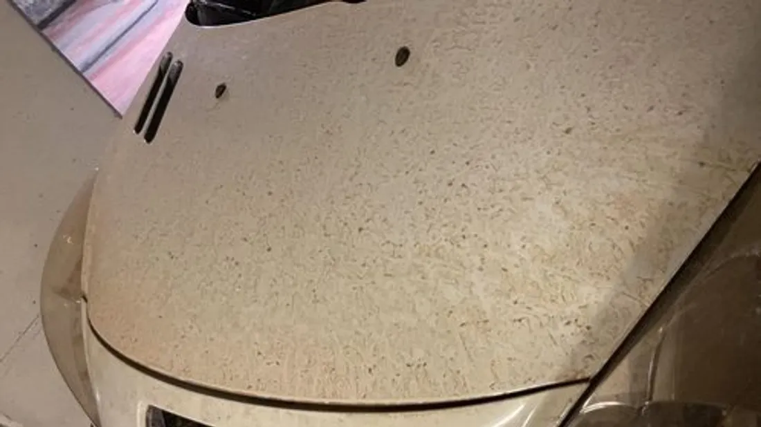 La poussière a recouvert de nombreux véhicules ce mardi.