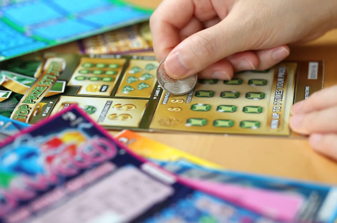 Un vieux jeu à gratter oublié dans un placard leur fait remporter le gros lot