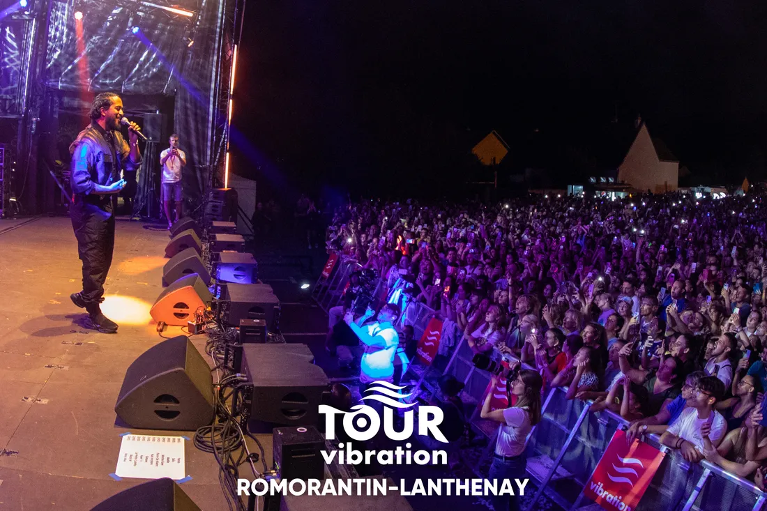 Slimane sur la scène du Tour Vibration 2023 à Romorantin-Lanthenay