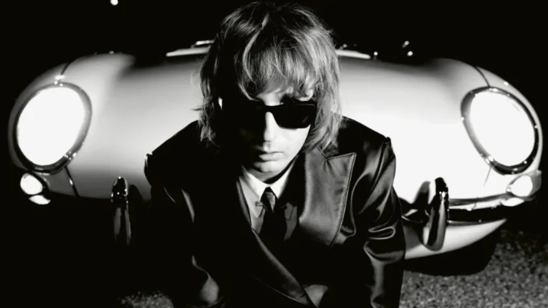 Thomas Raggi de Måneskin se la joue solo.