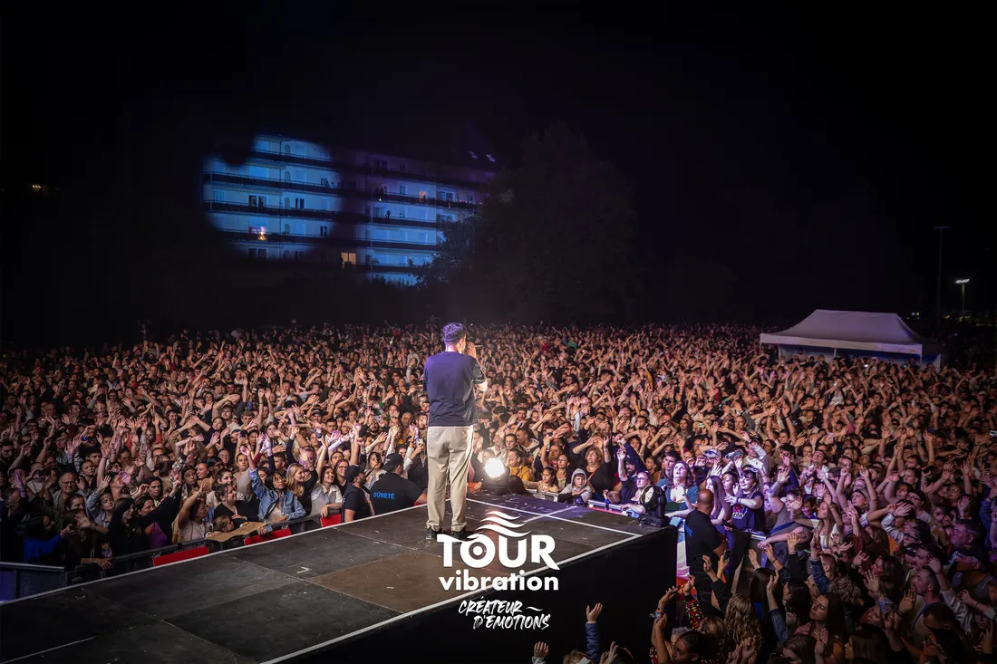Joseph Kamel sur la scène du Tour Vibration 2024 à Châteauroux