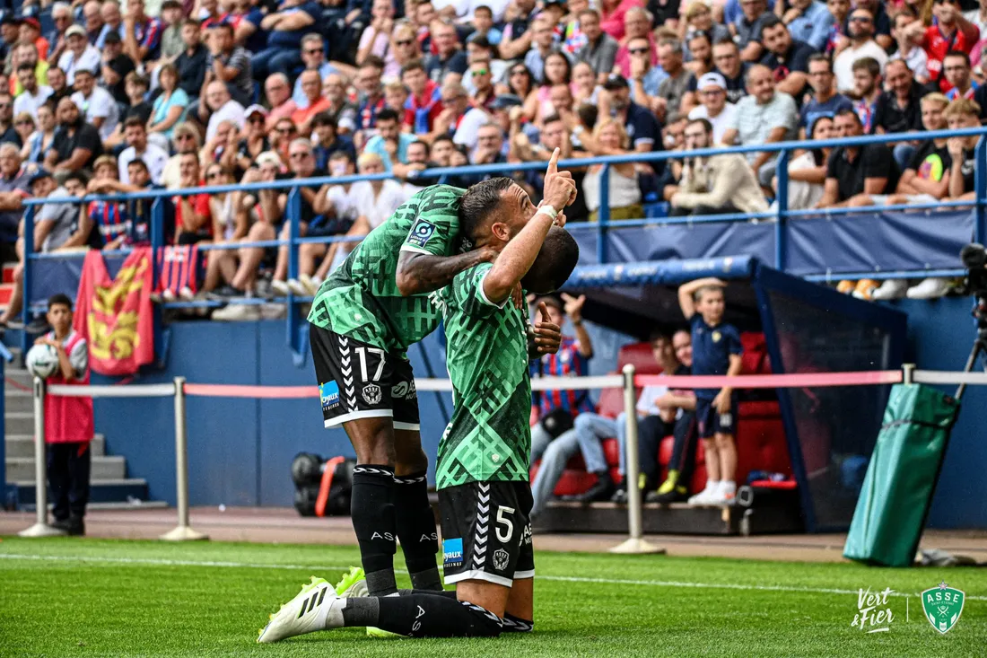 Les Verts l'emportent chez le leader caennais (1-2).