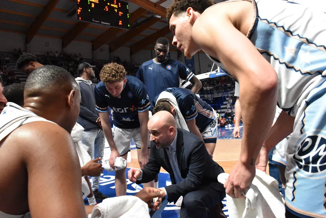Basket : Marc Berjoan lors d'un temps mort à Vacheresse