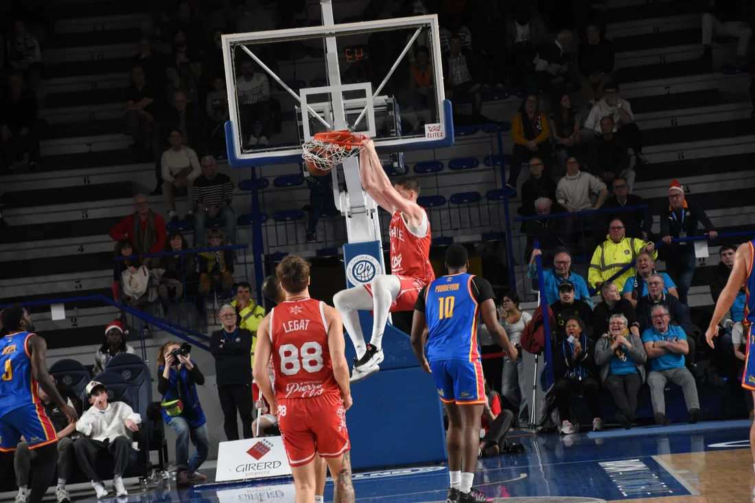 Dunk de Mathias Markusson lors de Chorale - HTV