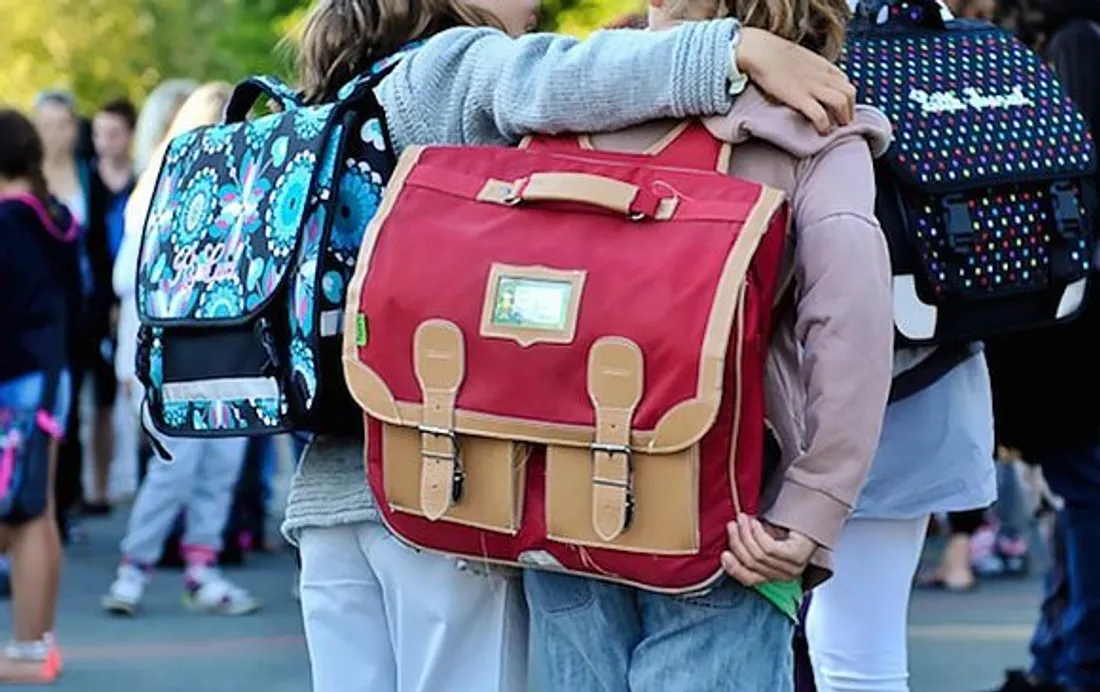 Des enfants vont à l'école