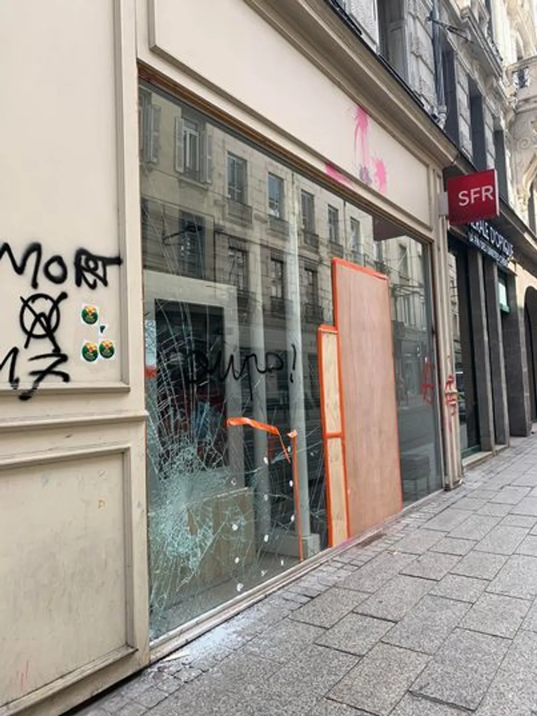 Une boutique dégradée.