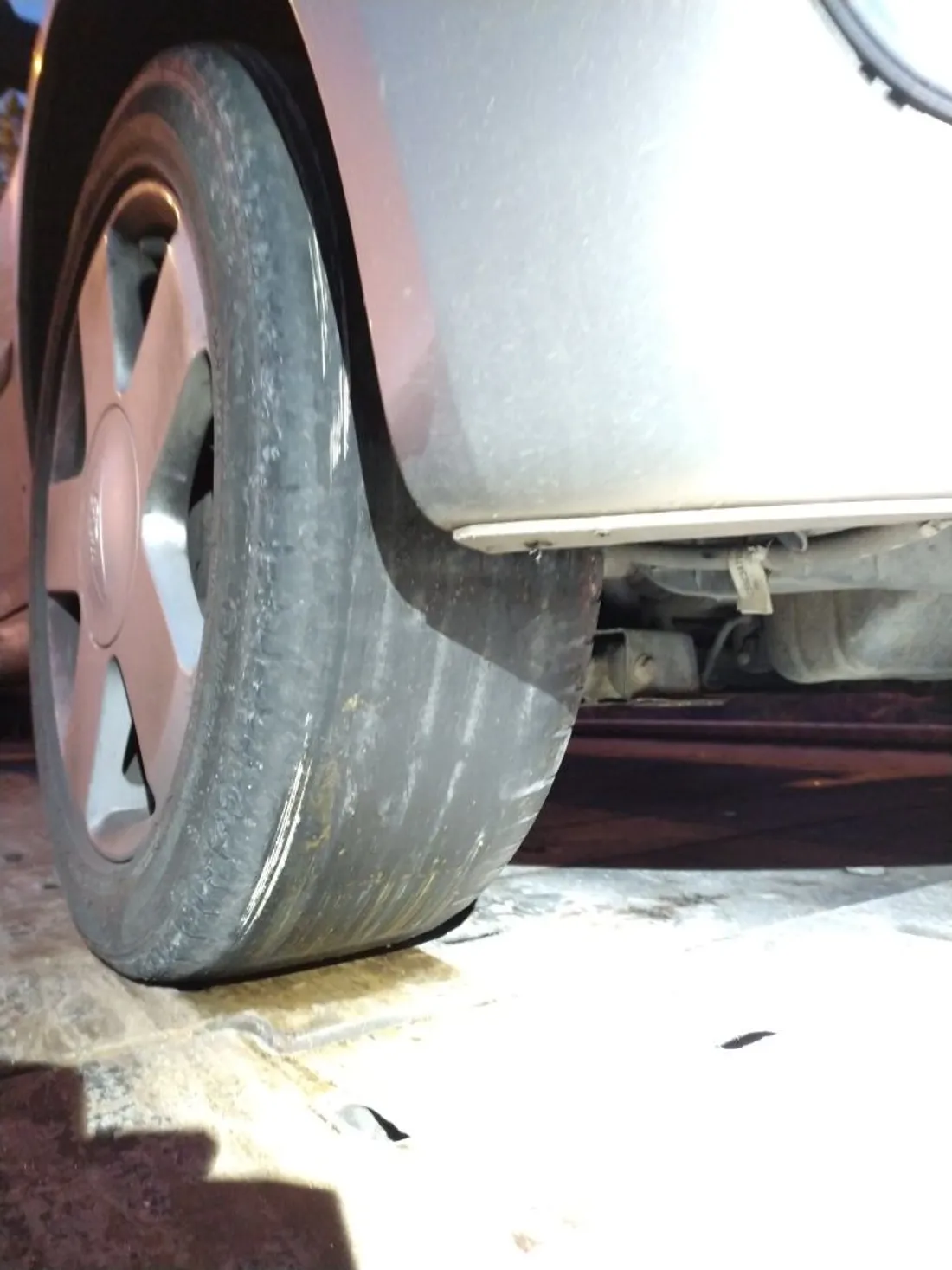 Les pneus de la Ford.