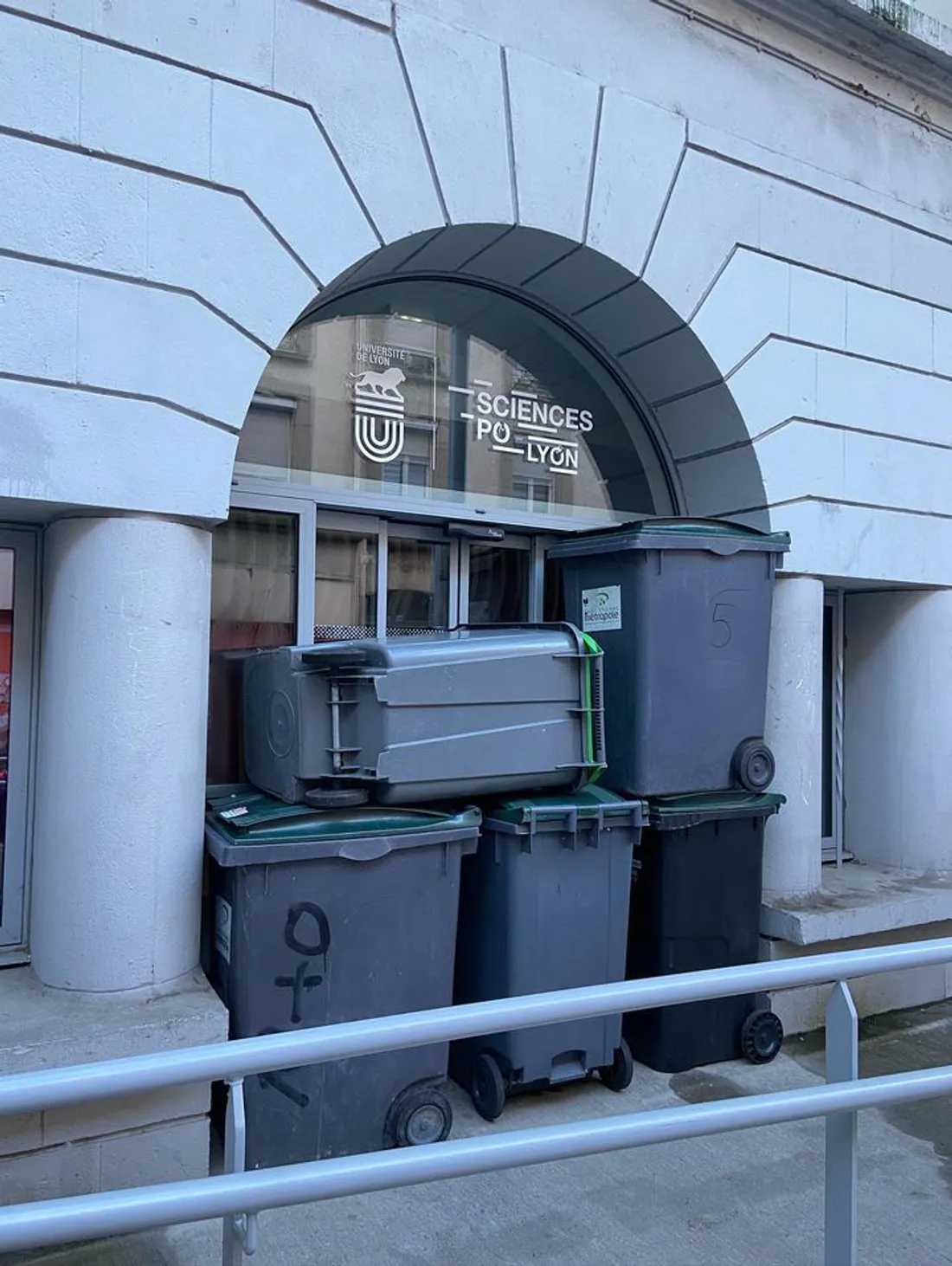 Sciences Po Saint-Etienne bloqué.