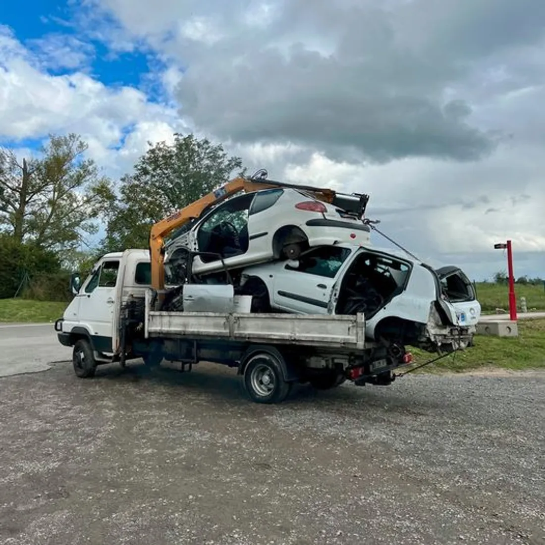 Le véhicule en surcharge.