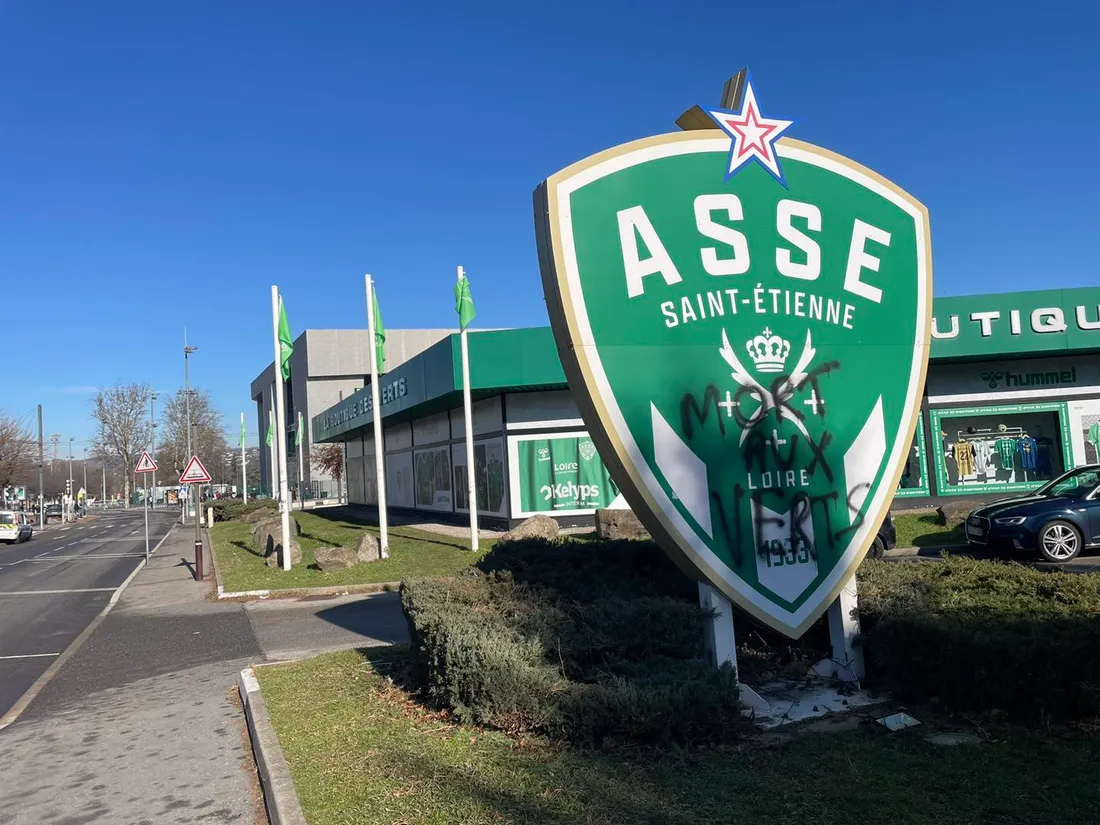 La boutique des Verts (encore) taggués.