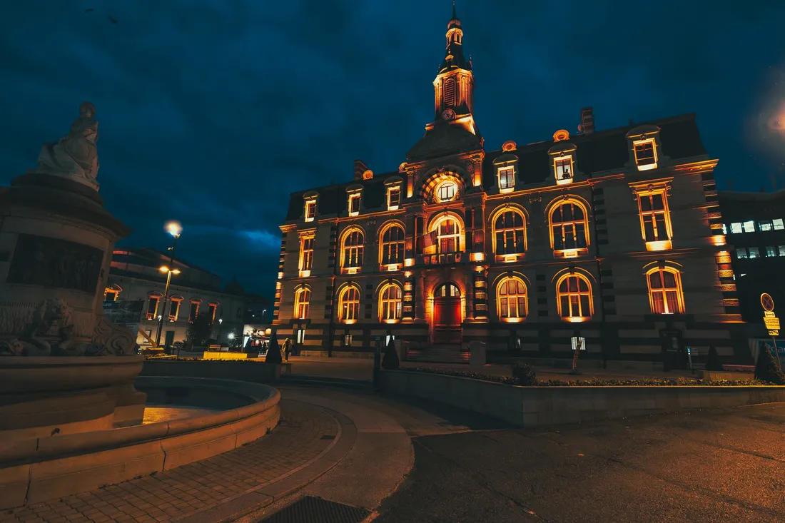 L'hôtel de Ville de Roanne va s'illuminer en orange. 