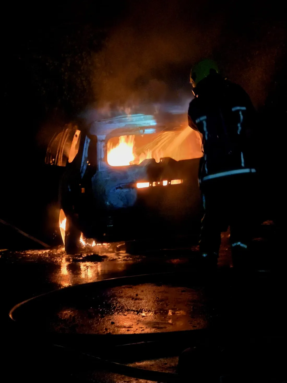 La voiture a été incendiée.