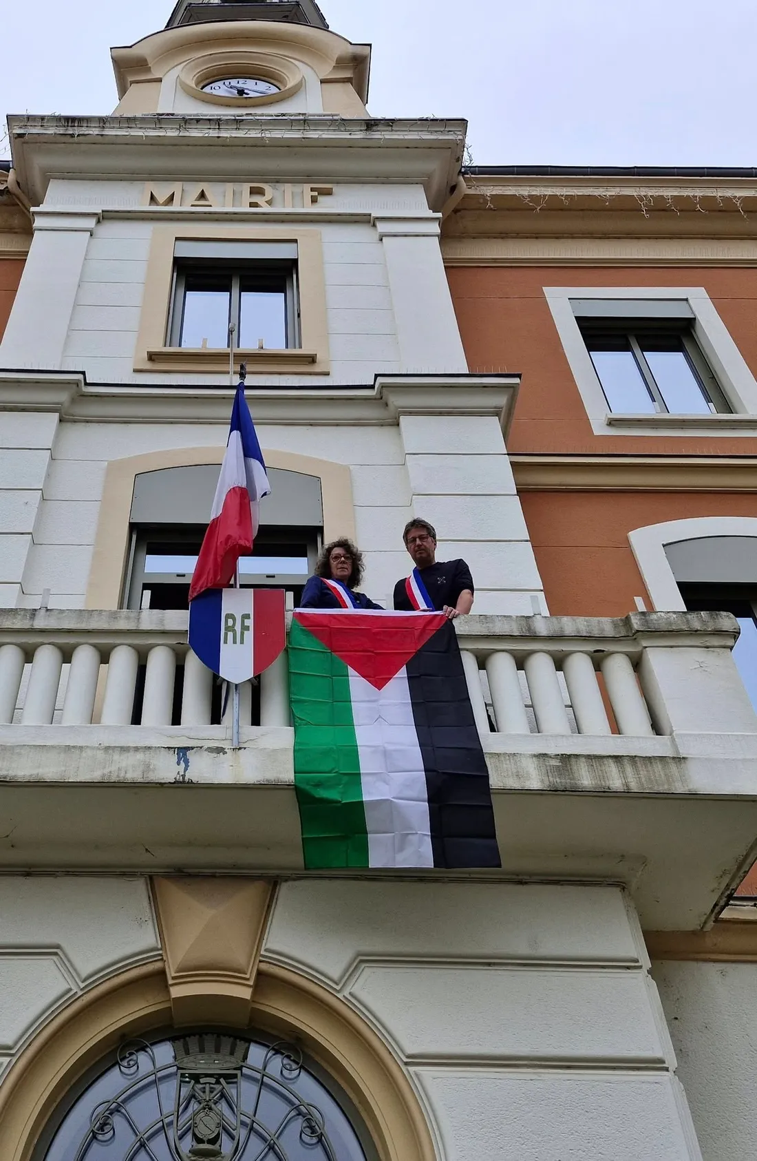 Le drapeau palestinien sur la mairie de la Ricamarie.
