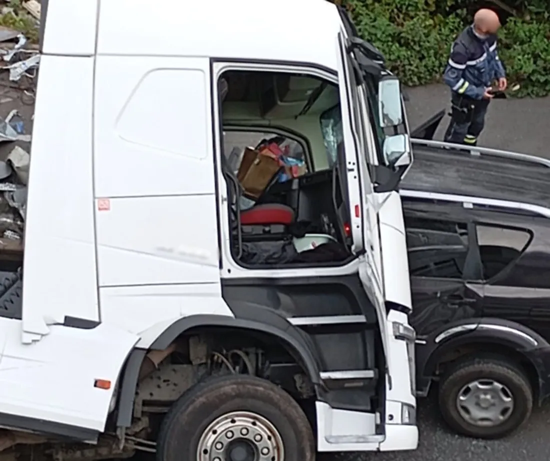 Les occupants de la voiture, dont le bébé de 4 mois, ont été extraits du véhicule vivants.