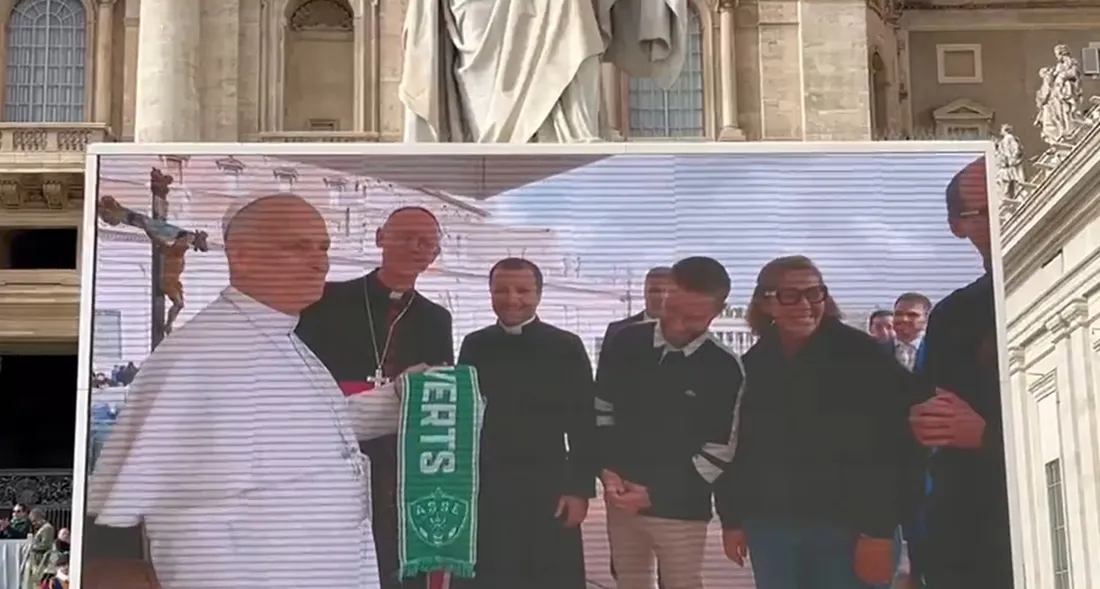 Le pape Léon XIV avec l'écharpe de l'AS Saint-Etienne.