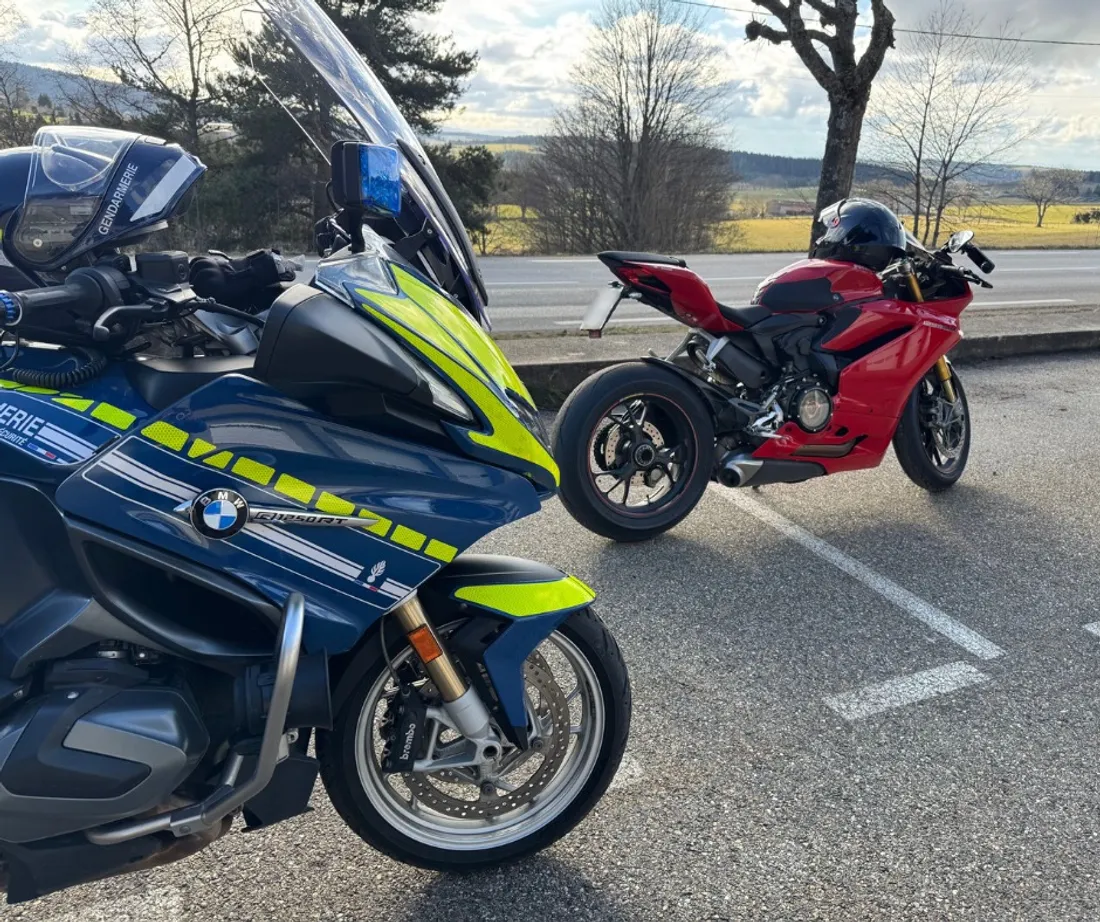 Le permis du motard lui a été immédiatement retiré. 